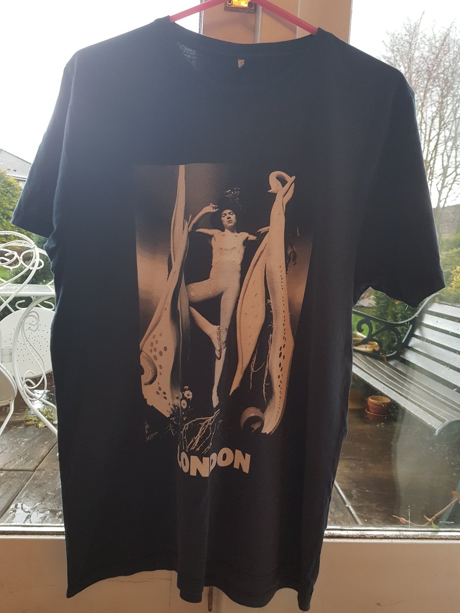 cestmoi_fleur's tweet photo. 🎉GIVEAWAY OPEN NOW!!! 🎉
• 1 London exclusive t-shirt 
• vintage view finder.
❤❤
⚠️To enter retweet, like and drop your favourite picture of harry down below as well as a cover you would like to see him sing🎶💃
•Winners announced on the 24th December ✔ https://t.co/BvcarKIby8
