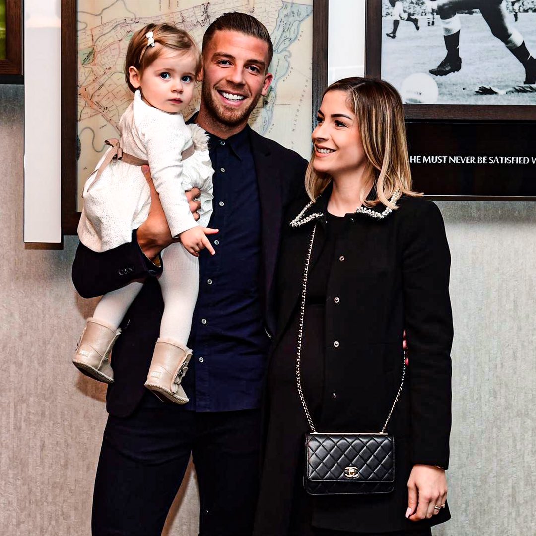 AlderweireldTob's tweet photo. Extremely happy and honored to sign a new deal at @SpursOfficial . I would like to thank everyone at the club, the staff, my team mates, all the wonderful supporters and of course my family for the support on and off the pitch. 
I’m really excited for the future. 💪🏻 #COYS https://t.co/8eiEnBwJCB