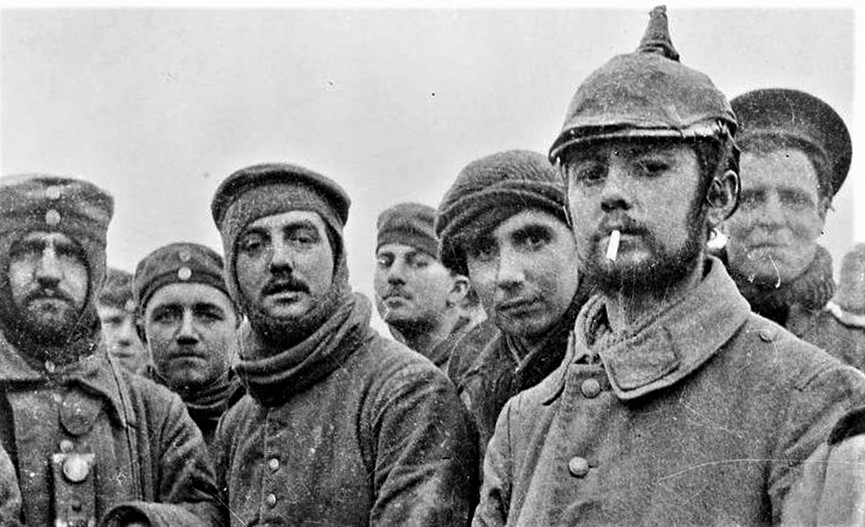 realtime_hist's tweet photo. #OnThisDay 105 years ago, German and British soldiers laid down their weapons for one night and celebrated Christmas together. https://t.co/kta6ZUMTmi