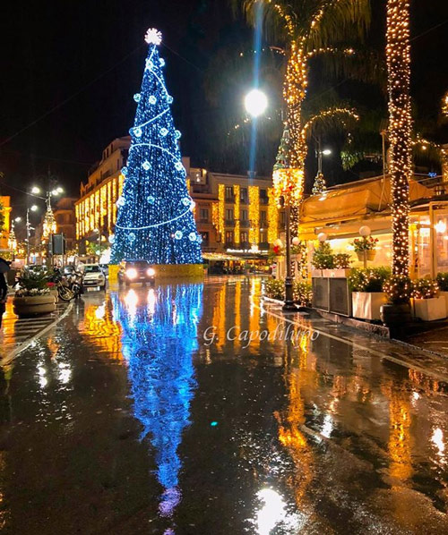 A wonderful video of Sorrento's Christmas lights by Gianfranco Capodilupo. Sit back with a slice of panettone and a glass of prosecco and enjoy 3 minutes of Christmas magic. Buon Natale!
facebook.com/gianfranco.cap…