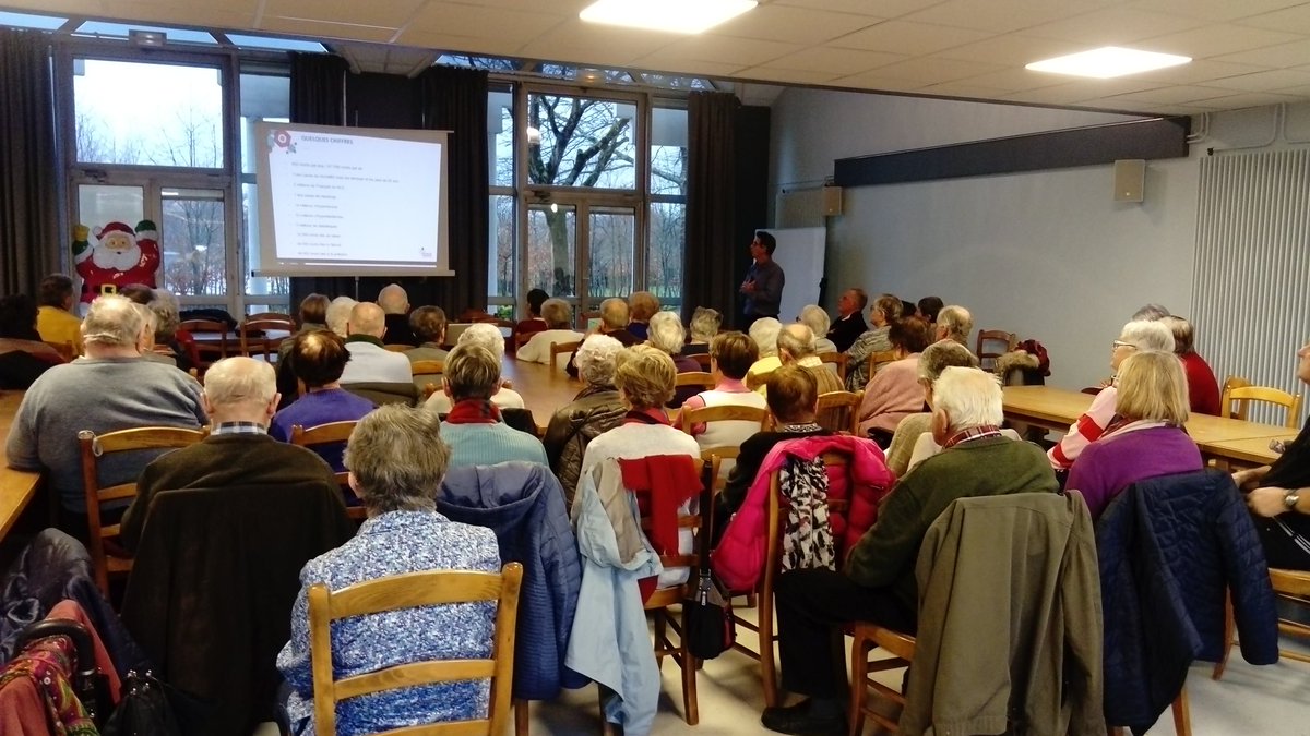 Claireflech_Mut's tweet photo. Les maladies cardio-vasculaires sont responsables de 400 morts par jour en France. "La prévention est capitale" explique le Dr Mazeron aux résidences des Prés Fleuris à Charolles. @Mutualite_BFC #Teammut #prévention #coeur #santé https://t.co/DJLCm6OHkI