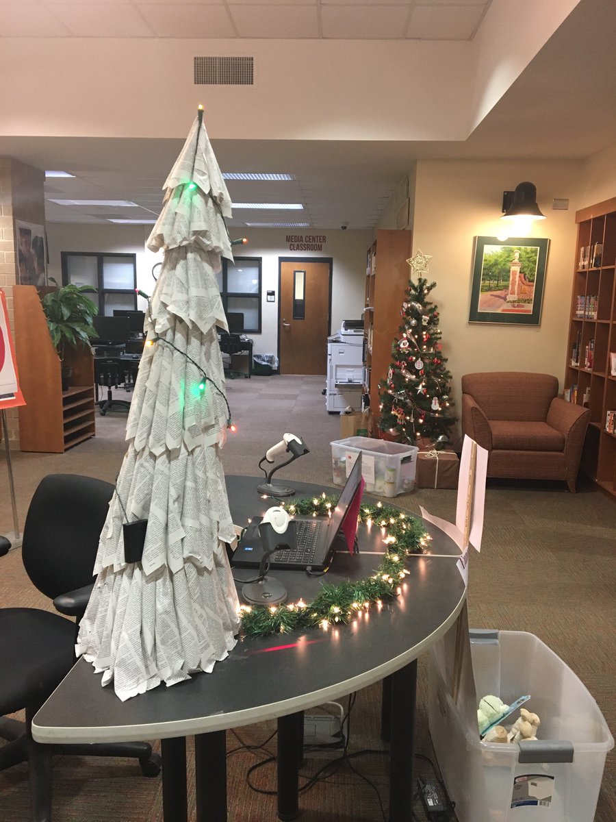 opus250799's tweet photo. Don’t let anyone tell you teenagers don’t like a good Christmas cartoon! Celebrating the holiday on this half day @WandoHS_Media https://t.co/wuwNjuKaz8