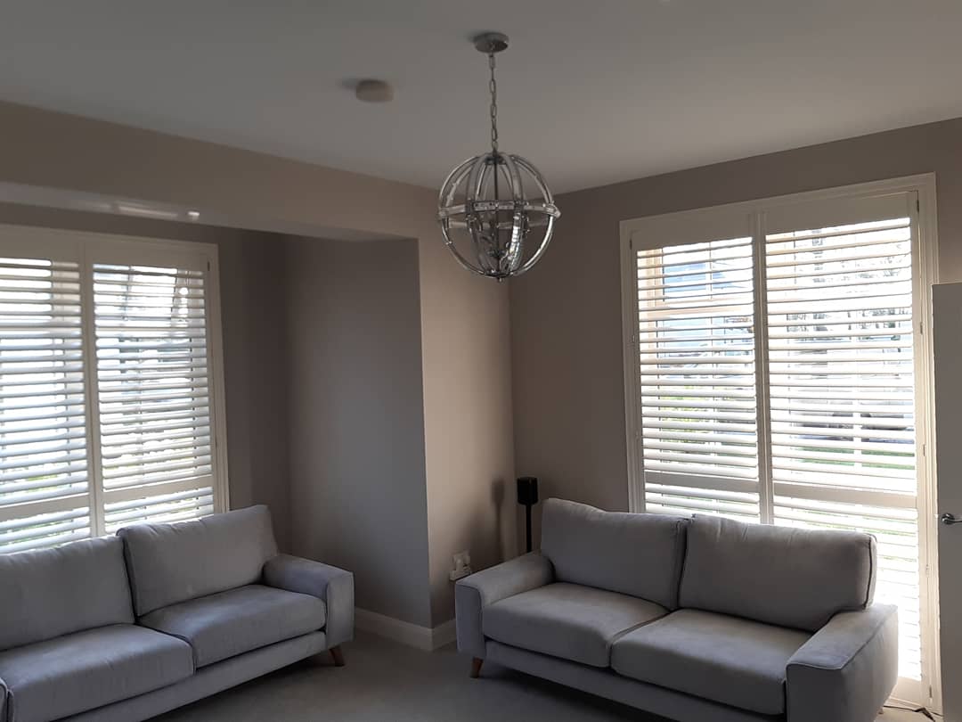 BrantryBlinds's tweet photo. Couple of huge classic shutters fitted this morning in this stunning home.
Slat width a 73 ml and the colour is pearl. They have a mid real break and hidden tilt controls absolutely stunning way to dress these huge windows &amp; no need for bulky curtains. ❤❤❤ https://t.co/p0jvSXeRv1