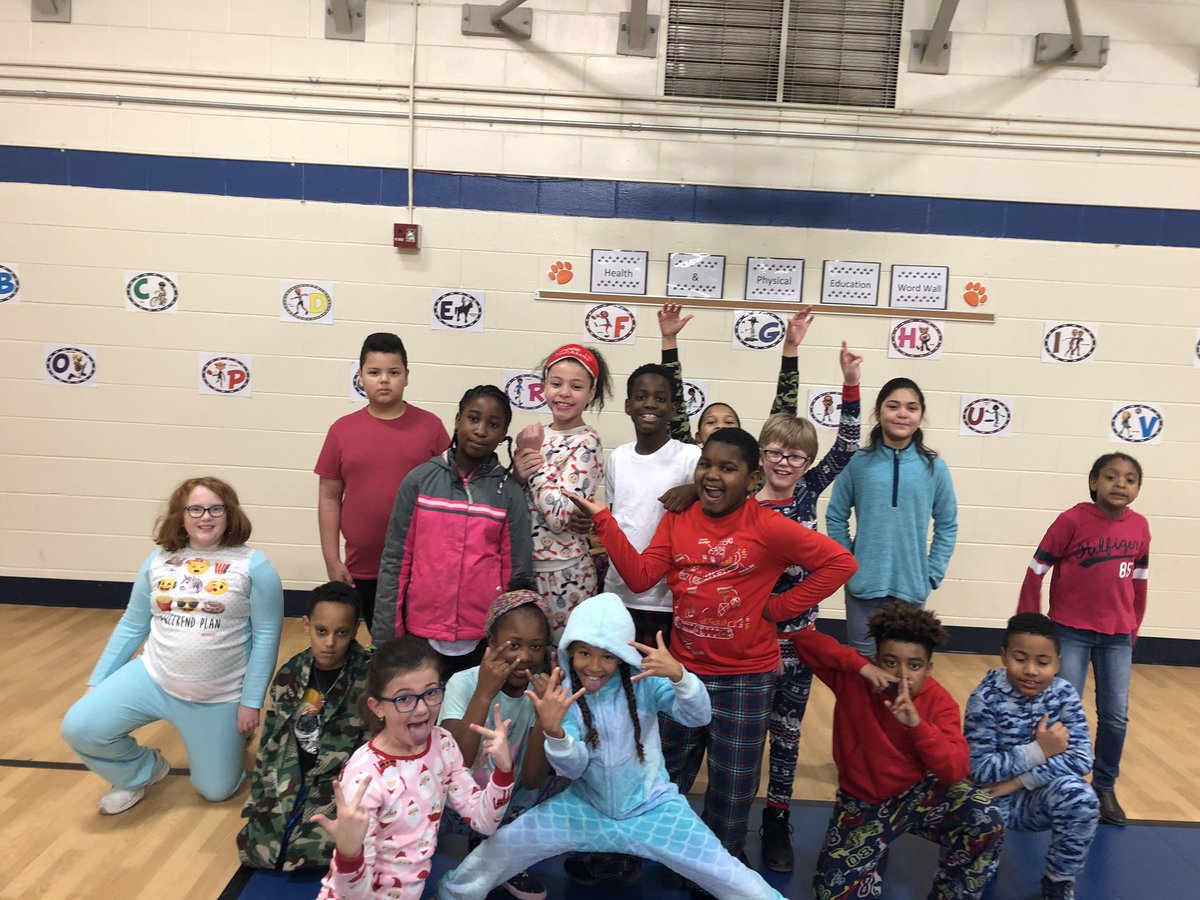 stcatlett1's tweet photo. #studentfacultygame #ithinkiscored238points #ilovethesekids @Trevvett_Elem https://t.co/5s8LEbUGF1
