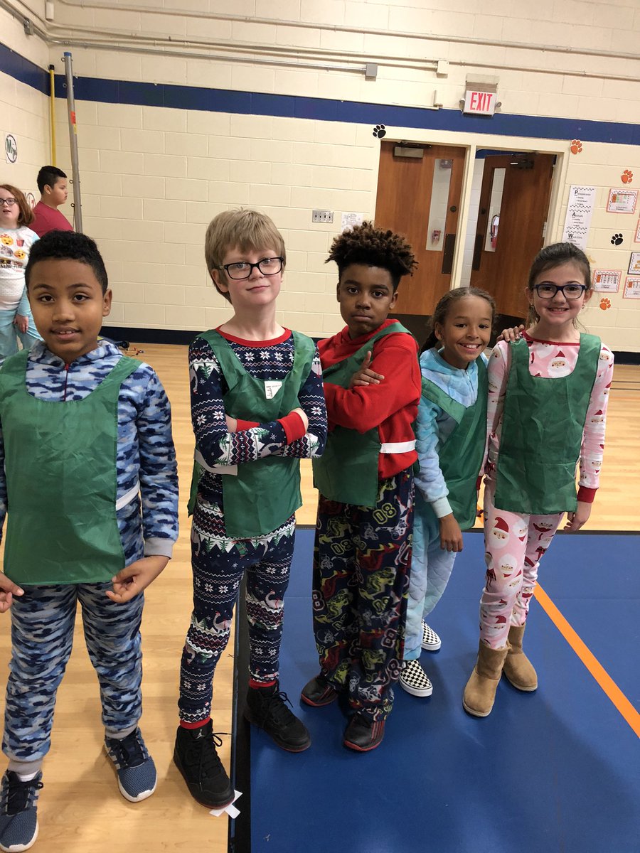 stcatlett1's tweet photo. #studentfacultygame #ithinkiscored238points #ilovethesekids @Trevvett_Elem https://t.co/5s8LEbUGF1