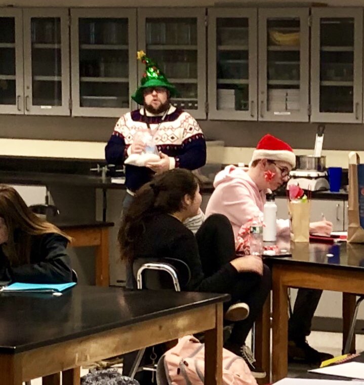 PrincipalWlhs's tweet photo. #WLHS#HappyHolidays! https://t.co/rzYpXGbOfR
