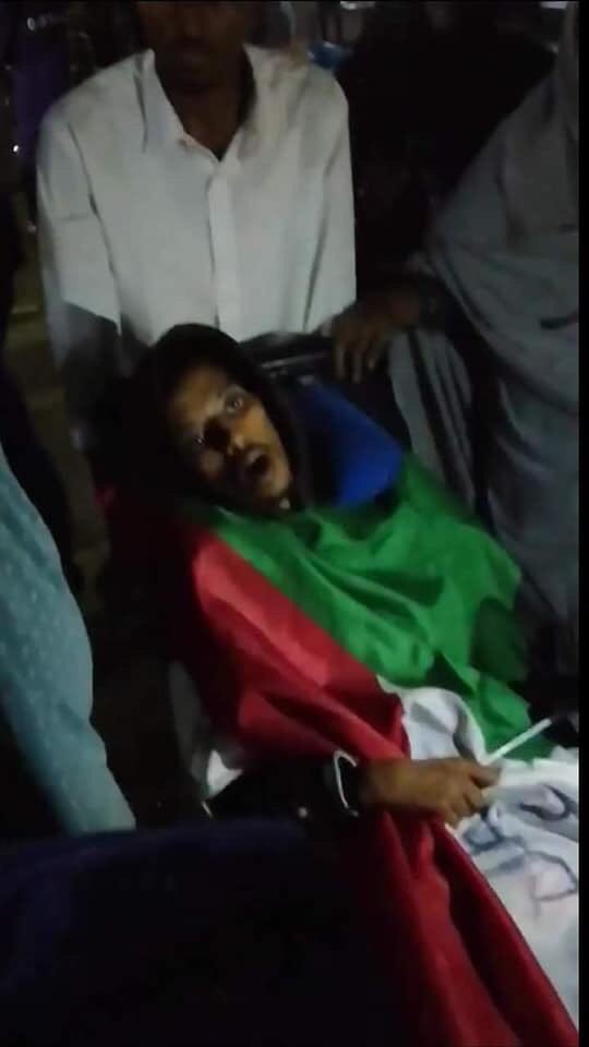 الثائر عمر الطيب قرشي حاضرا احتفالات ثورة ديسمبر بعد ان اقعد وأصبح عاجزا عن الكلام اثر إصابته بالبمبان في رأسه على يد عصابة البشير في أبريل الماضي ..