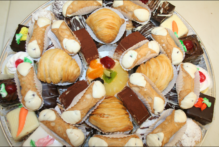 DorisMarket's tweet photo. Spending time with your loved ones is important, and that's why we create small, medium, and large pastry platters that you will all enjoy! Perfect for your Christmas Dessert Table!

#dorisitalianmarket #market #food #recipe #delicious #foodtips #italian #florida #healthy https://t.co/xebWkY7Zxh