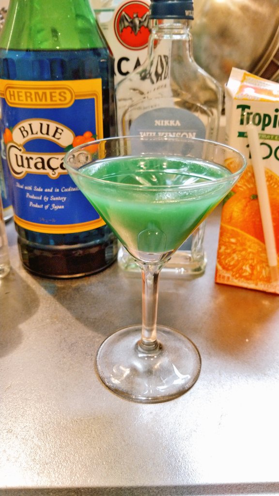 アオイ ニンジャ どうして私は魔物を作るんだろう スクリュードライバーはウォッカにオレンジ ジュースとシンプルなレシピであるが アル中の私はオレンジジュースの半分をブルーキュラソーにしても同じオレンジ原料だから度数は強め美味しくなると閃いて