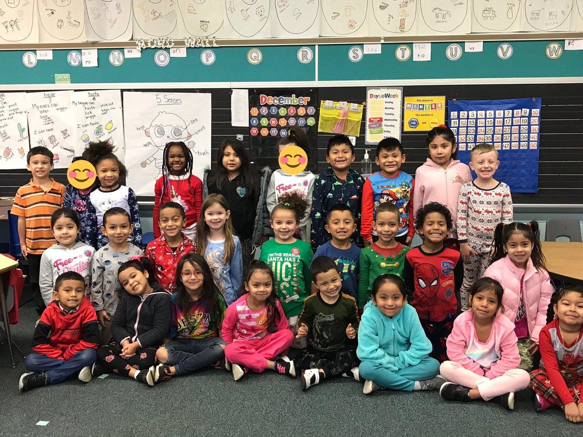 Mrs_AshcraftPES's tweet photo. Happy Holidays from room 2!! https://t.co/ecFhMZtJsH