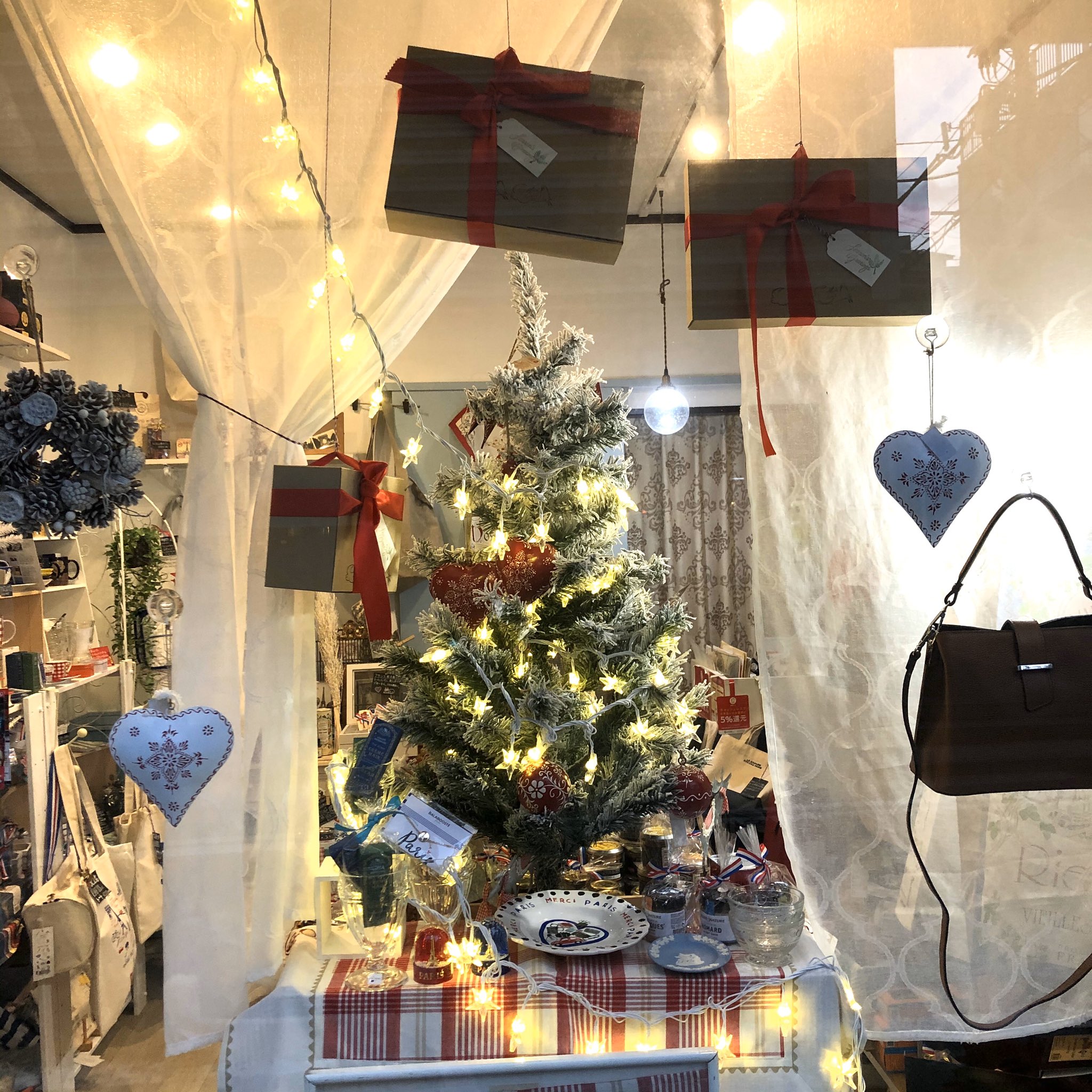 横浜山手フランス雑貨ラメゾンドレイル フランス アルザスをテーマにしたクリスマス ツリーもいよいよ25日でフィナーレ ドイツの国境近く コルマールから届いたオーナメントも残りわずかとなりました ハート型オーナメントはクリスマス後も鈴をつけて