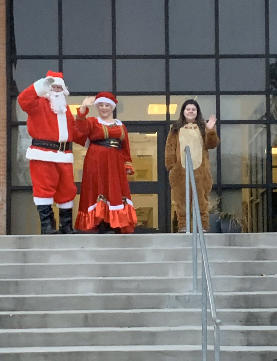 Daniellegar5's tweet photo. How does your kid’s school welcome students before break?#ScottMiddleSchool https://t.co/PIIkPNXQlB