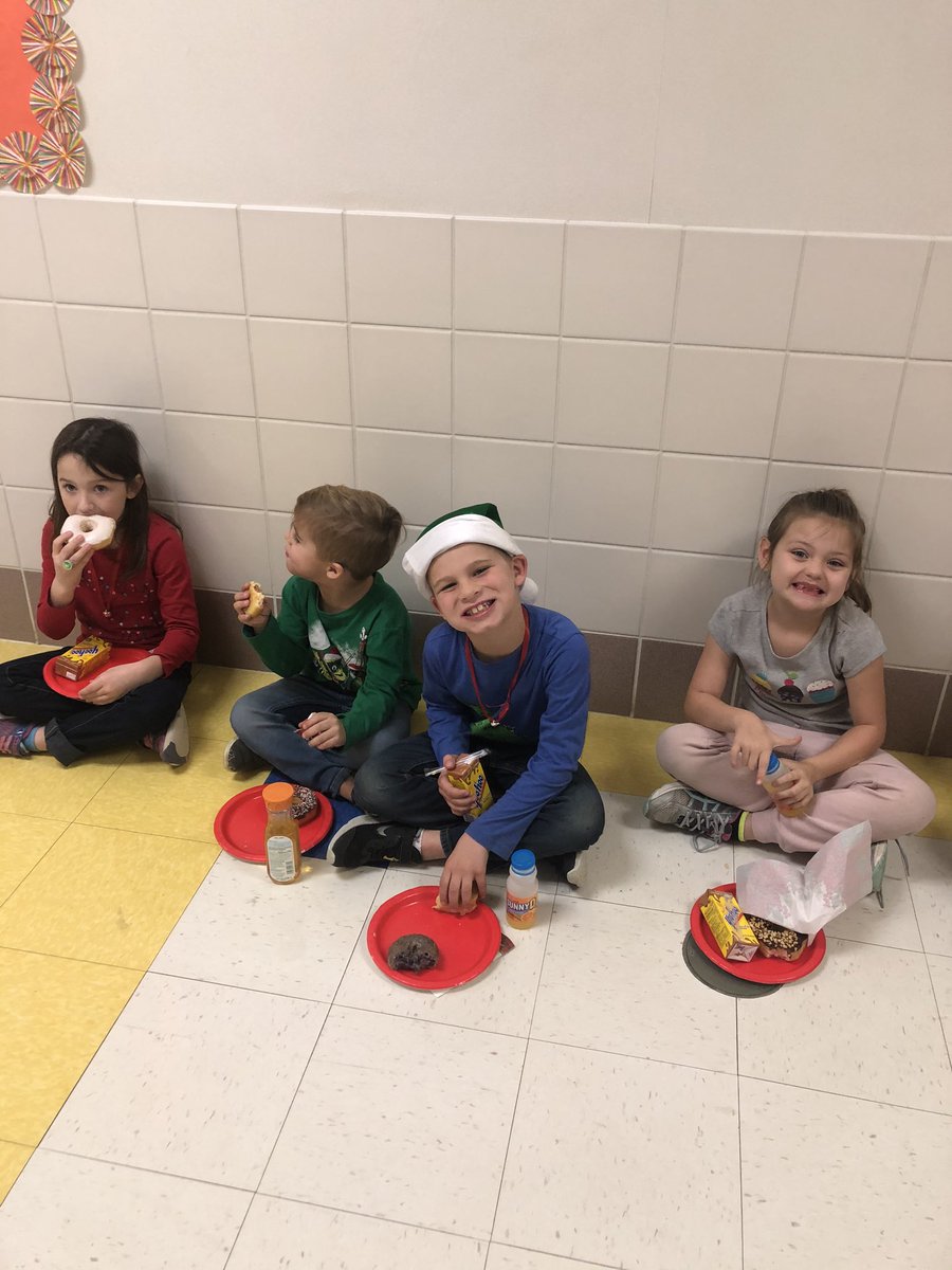 owens_class's tweet photo. First grade Christmas party! https://t.co/jwsVVpYP7m