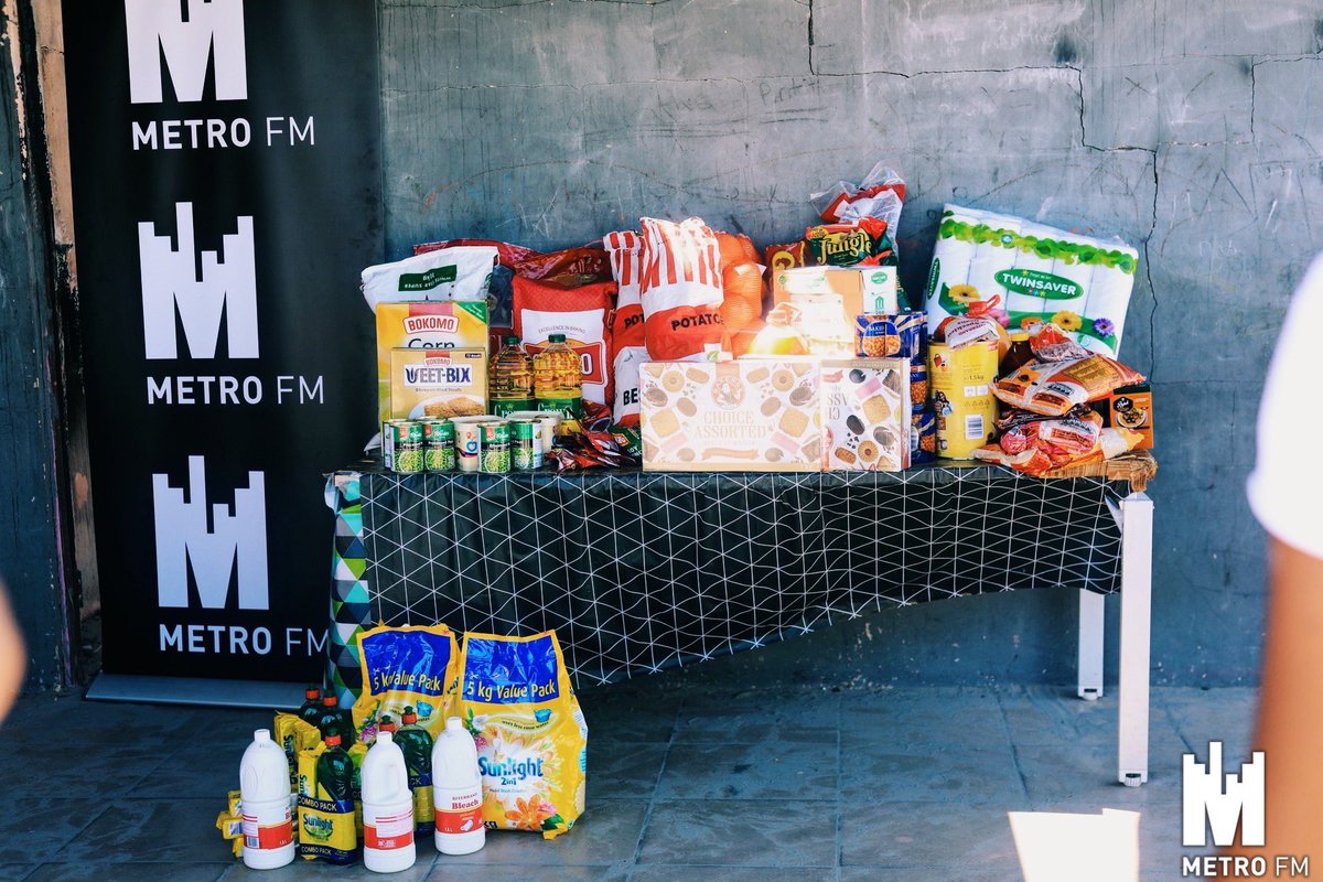 METROFMSA's tweet photo. @metrofmsa together with Top Notch Entertainment went to Zanokhanya childrens safety home to show the children love this festive season ❤️ #HeatWaveCPT https://t.co/Fq4XOtwB71