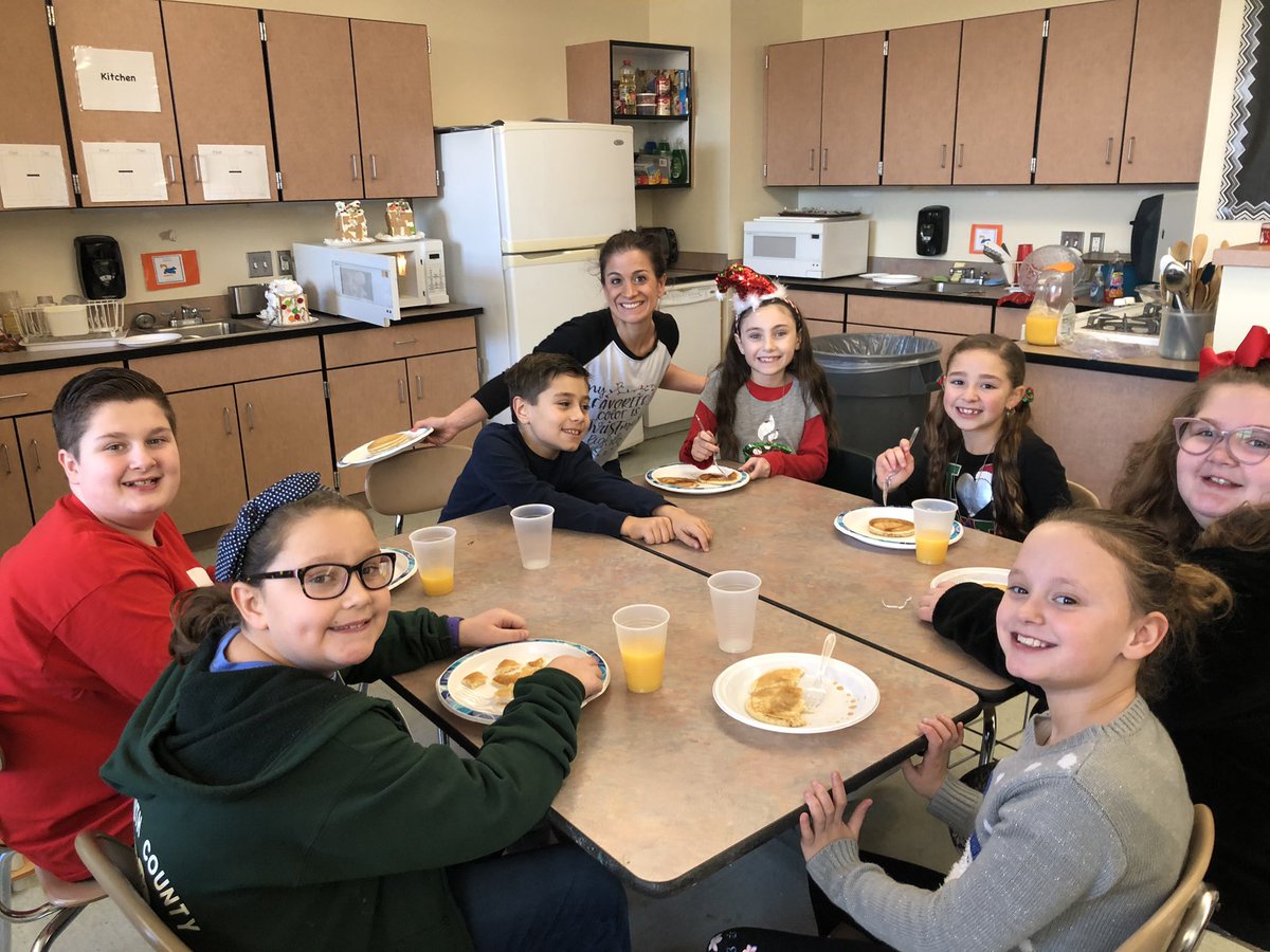 HowellMemorial's tweet photo. “Better than IHOP!” Strong reviews of the pancakes prepared by chef Remo for our PAWS winners! Always great spending time with these bulldogs! #HTPSLearnerSuccess https://t.co/mGgAsmTGA1