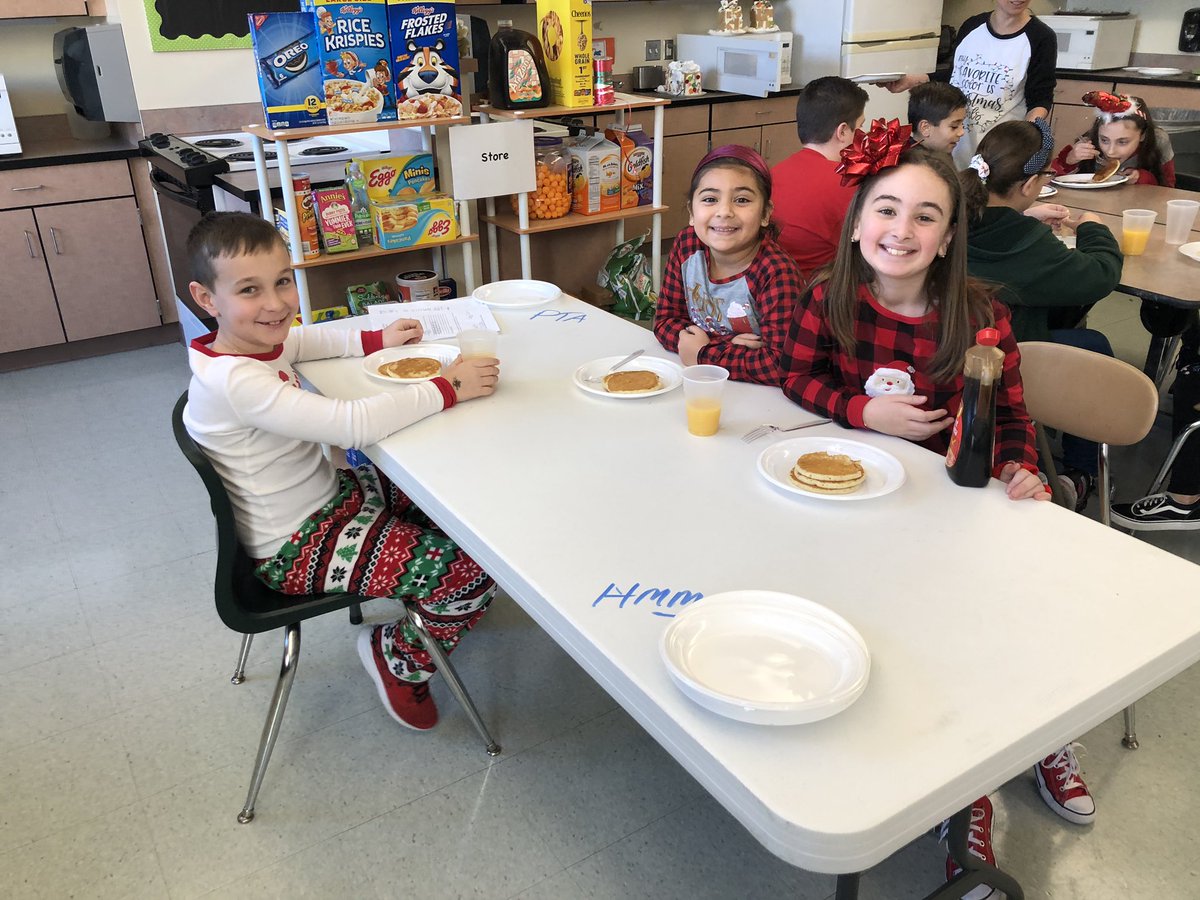 HowellMemorial's tweet photo. “Better than IHOP!” Strong reviews of the pancakes prepared by chef Remo for our PAWS winners! Always great spending time with these bulldogs! #HTPSLearnerSuccess https://t.co/mGgAsmTGA1