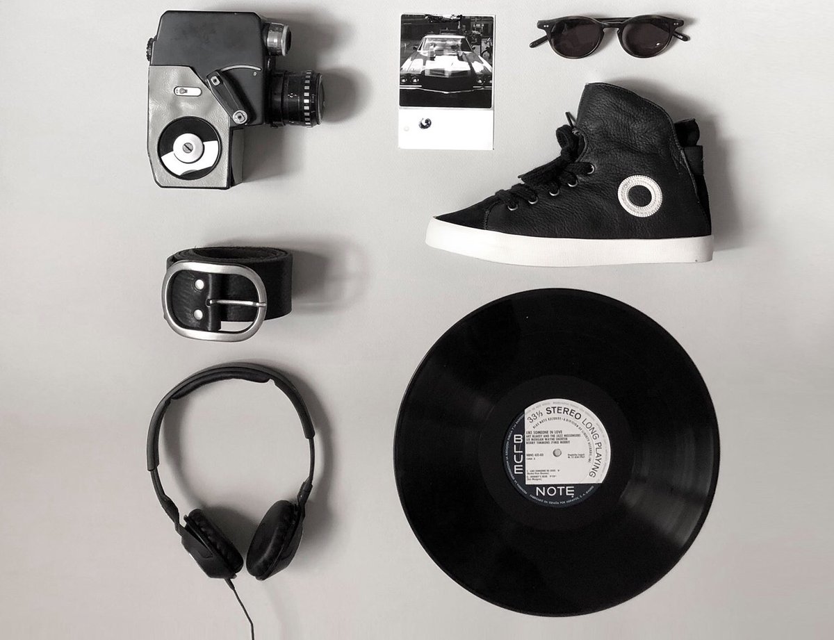 Un fondo en negro para combinarlo con otros colores... o no. 😎 For those who think combining colours is overestimated. 🖤
aro.es/categoria/oton… #sneakers #FelizViernesATodos