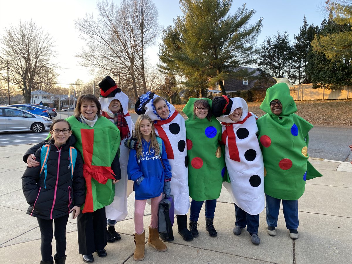 covinm03's tweet photo. It’s the most wonderful time of the year here at #PyleMS! @Pyle_Principal @APBeckett7 @OlaughlinK https://t.co/2J2bXUUoNi