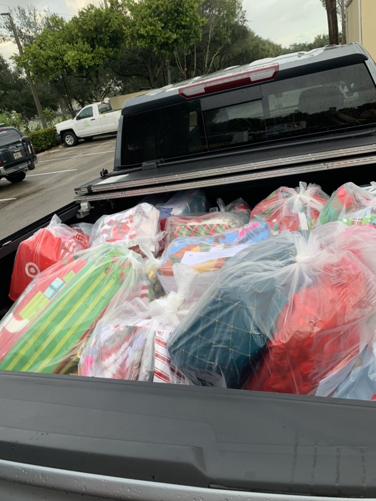 BerkieBulldogs's tweet photo. Another successful year with our AMAZING Holiday Hope program! Holiday Hope, along with the help of Back to Basics, gave over 100 children gifts for the holidays!❤️❤️🎅🏻🎅🏻@kim_linder @BackToBasicsIn1 @pbcsd @BerkieBulldogs https://t.co/4l8i9YFfzL