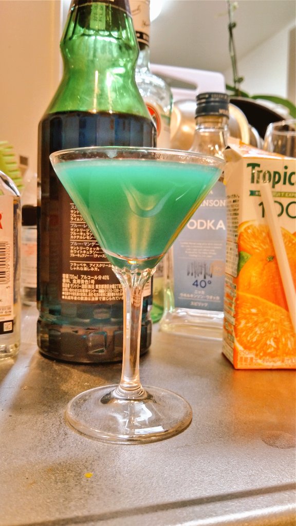 アオイ ニンジャ どうして私は魔物を作るんだろう スクリュードライバーはウォッカにオレンジ ジュースとシンプルなレシピであるが アル中の私はオレンジジュースの半分をブルーキュラソーにしても同じオレンジ原料だから度数は強め美味しくなると閃いて