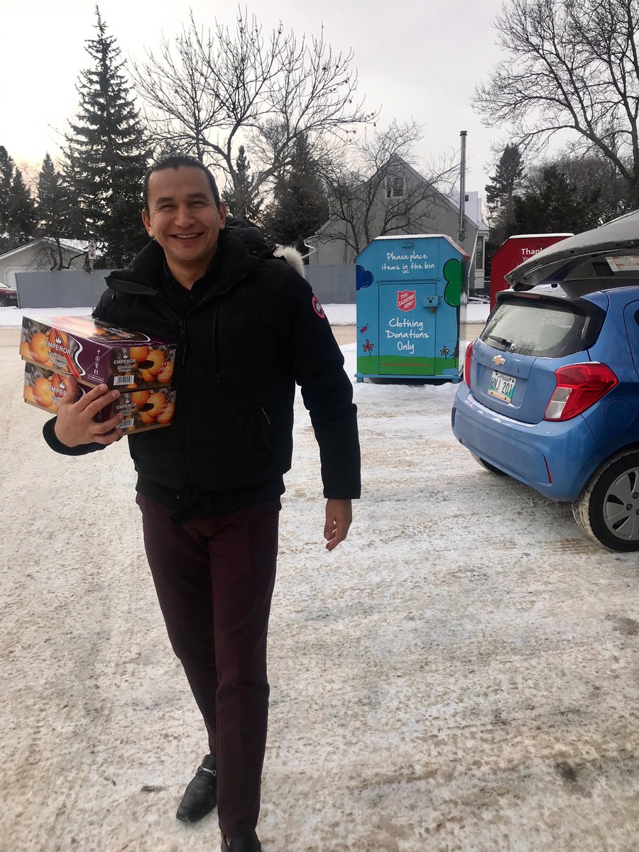 Had a great time this week delivering oranges, poinsettias and helping distribute Winnipeg Harvest at community hubs around Fort Rouge. Happy Holidays! 🎄