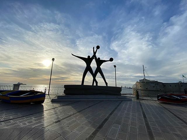 massimeuli's tweet photo. #taranto #nofilter #pontegirevole #castelloaragonese #monumentoalmarinaio #marinamilitare #duemari https://t.co/tMozLsVhhE https://t.co/vHjClqkaLi