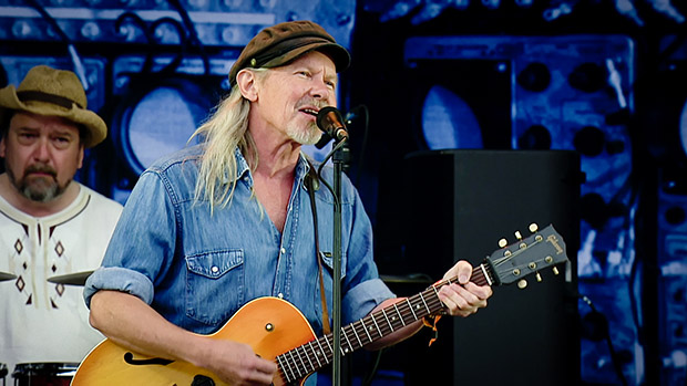 YleTV1's tweet photo. Legendaarinen J. Karjalainen, kesä 2019 ja Ruisrockin Rantalava! #ylelive klo 21.05 #yletv1 https://t.co/WUhBIKLToQ