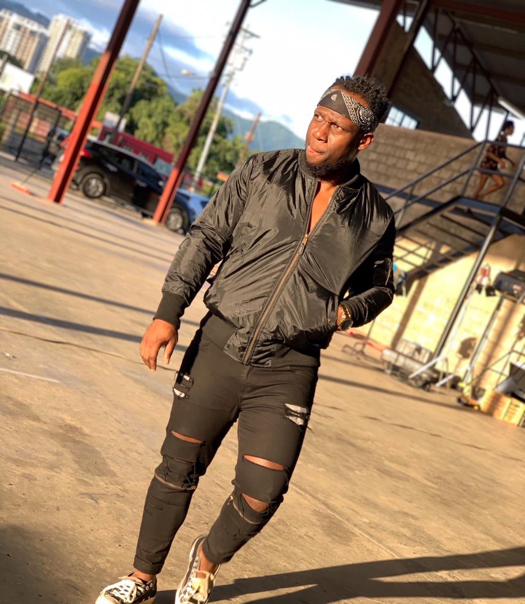 teamea23's tweet photo. Allyuh today is Bucky Birthday!!!!!!!!!🔉🔊🔫🔫🔫🔫🎉🎊🎁🎄
Blessings on Blessings my G🙌🏼👊🏼✨
May this day bring you as much joy as you have given this tEAm whole year ☺️☺️🥰
#AppreciationPost
#GehDem
#GTBoss
#RiteDown
#Quality
#tEAmMen
#tEAm https://t.co/M5fz1MJswC