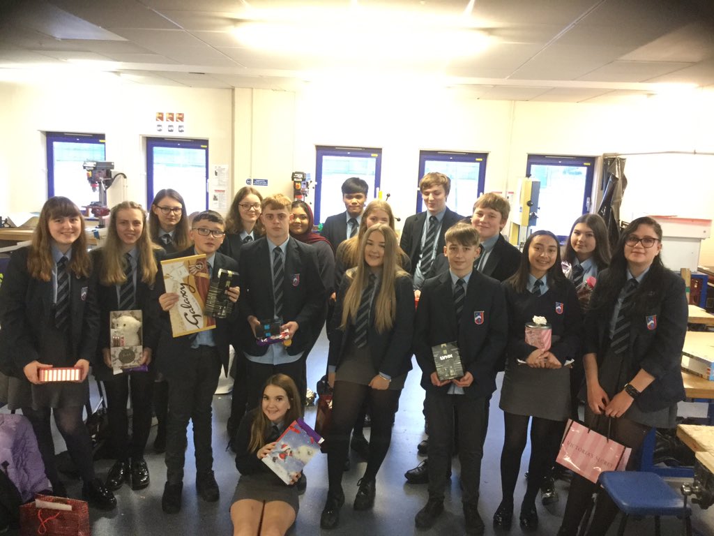 MrsLWilliamsDT's tweet photo. 🎅🏻Father Christmas came to 11O today!🎄🎅🏻 #secretsanta #merrychristmas #2weeksholiday @sjhsnewport @SJHSYear11 https://t.co/evBdYE0ugP