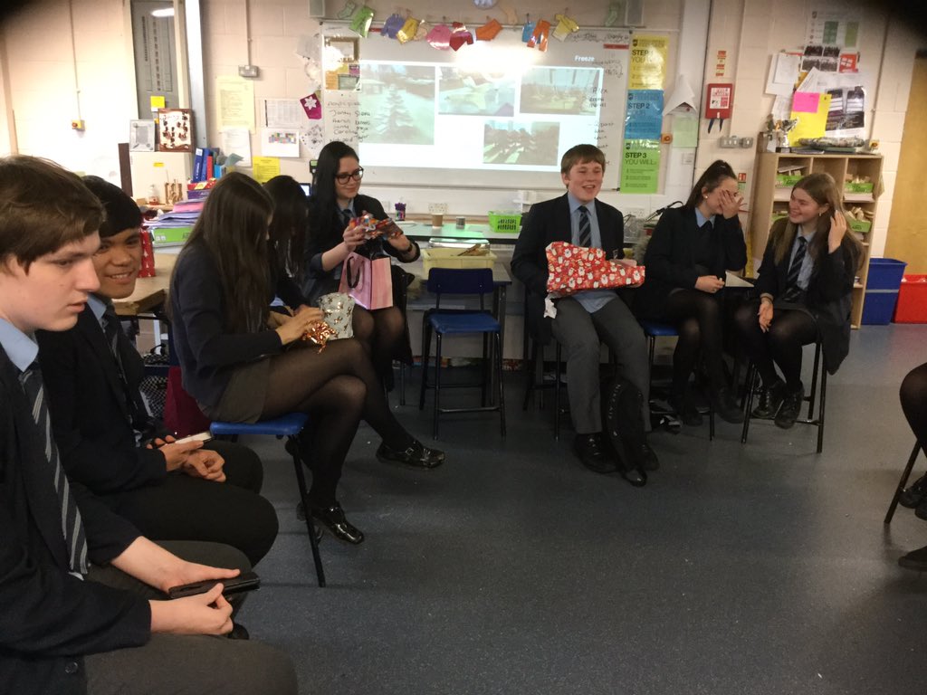 MrsLWilliamsDT's tweet photo. 🎅🏻Father Christmas came to 11O today!🎄🎅🏻 #secretsanta #merrychristmas #2weeksholiday @sjhsnewport @SJHSYear11 https://t.co/evBdYE0ugP