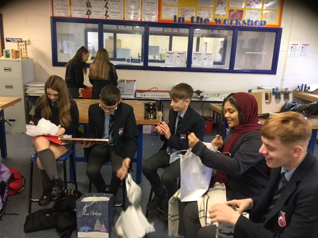 MrsLWilliamsDT's tweet photo. 🎅🏻Father Christmas came to 11O today!🎄🎅🏻 #secretsanta #merrychristmas #2weeksholiday @sjhsnewport @SJHSYear11 https://t.co/evBdYE0ugP