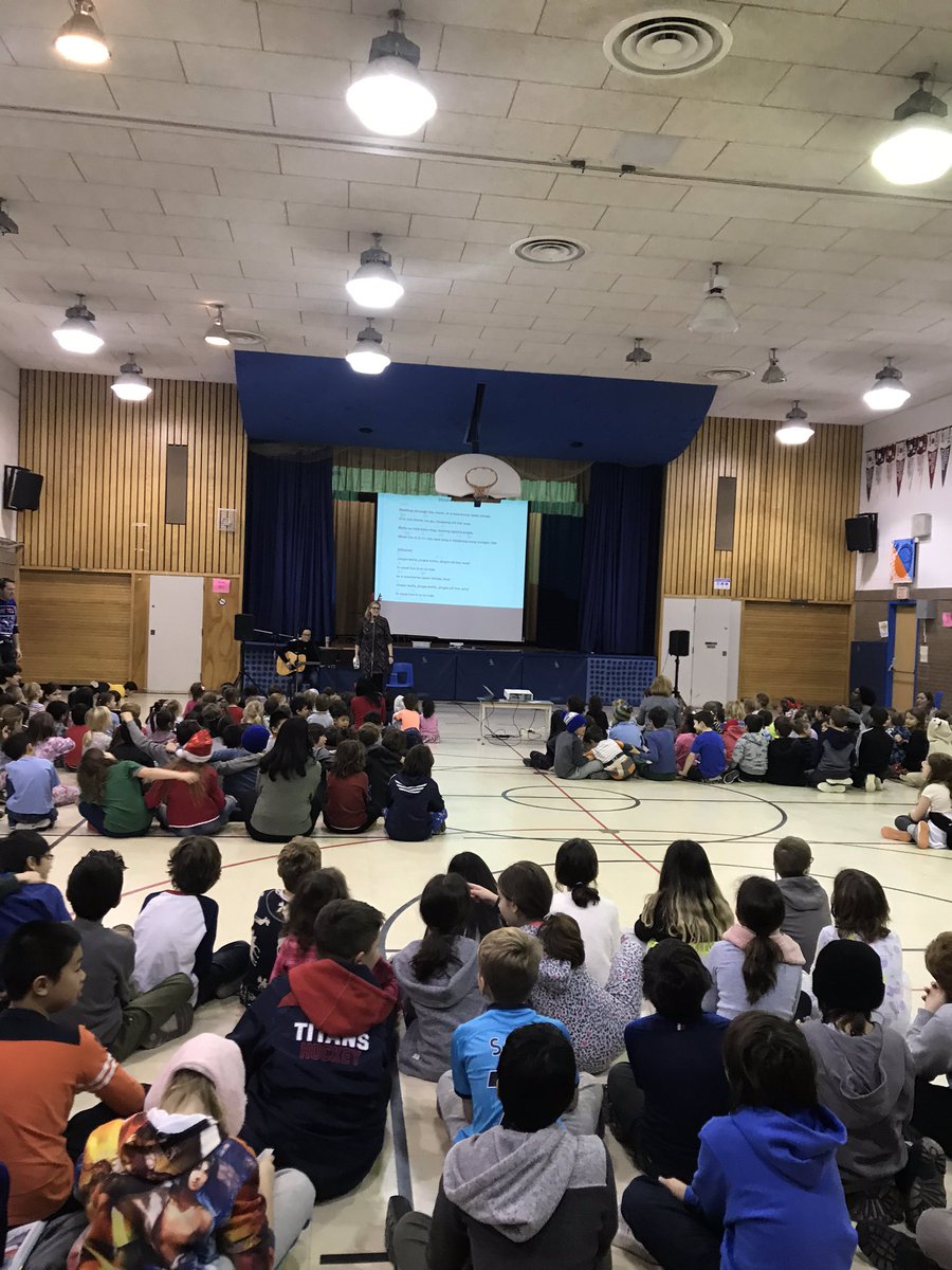ClintonTDSB's tweet photo. Oh what joy.  Clinton family coming together for a sing-along. https://t.co/75gq7HR4AQ