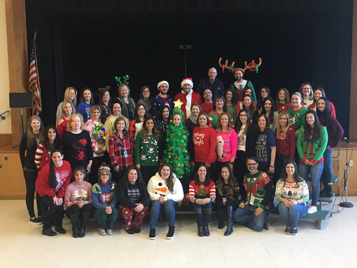 CeccoliBUFSD's tweet photo. Happy Holidays from CBS! Thank you to the BHS students for a wonderful holiday          sing-a-long! #WeAreBethpage @DschneiderBUFSD @BethpageUFSD https://t.co/RrUN02Ojgh