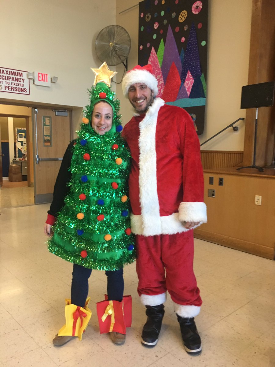 CeccoliBUFSD's tweet photo. Happy Holidays from CBS! Thank you to the BHS students for a wonderful holiday          sing-a-long! #WeAreBethpage @DschneiderBUFSD @BethpageUFSD https://t.co/RrUN02Ojgh