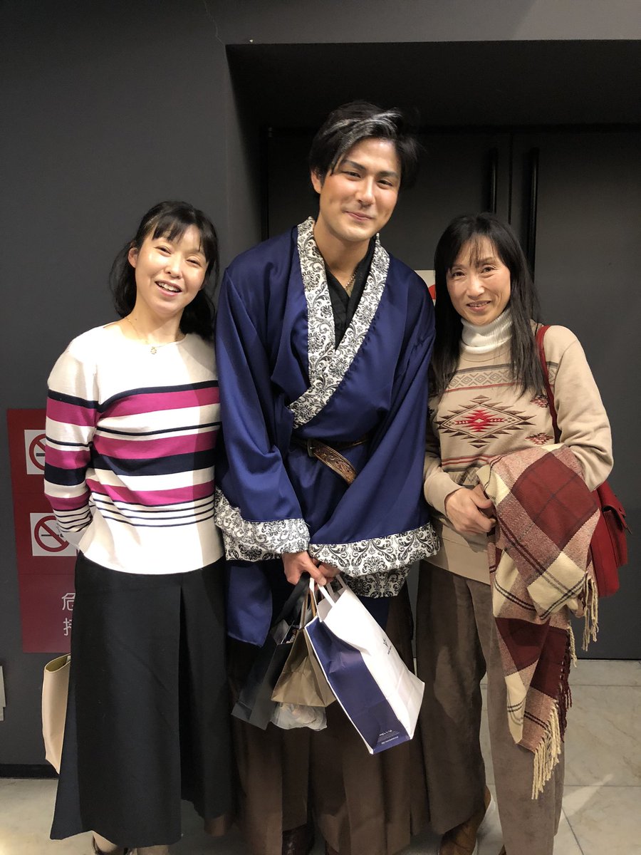 hana427's tweet photo. 元バイト仲間のこうすけくんのミュージカル鑑賞。演出、出演、振り付けまで大活躍。社会人やりながら、どこにそ���な時間あるの？大学のミュージカルサークルのOBOGの作品と言っても、あなどるなかれ。見応え充分。日曜までやってます。　#リザードテイル　#内幸町ホール  #相変わらずデカい https://t.co/esvDA15eKn
