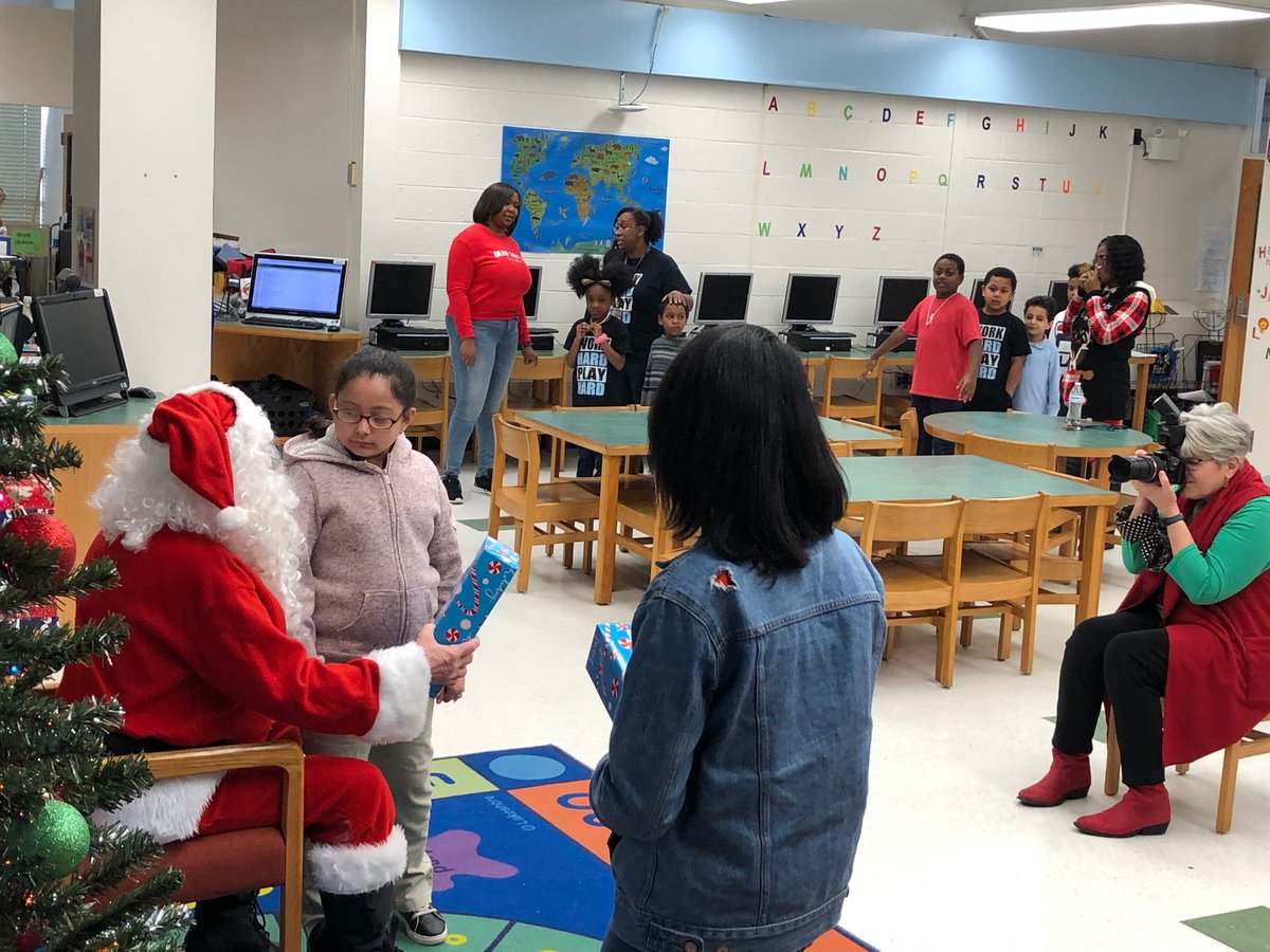 Walker_SpiveyEl's tweet photo. Guess who’s in the building @TheWalkerSpivey ?? #theredsuit Happy Holidays! @CumberlandCoSch https://t.co/QUbfWRpZG0