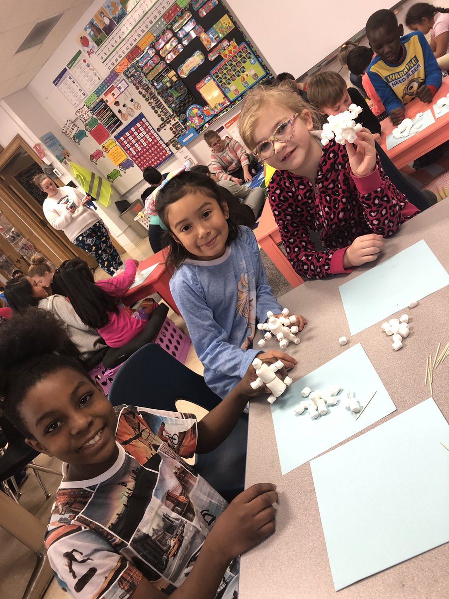 MissMil52158612's tweet photo. The 1st, 2nd and 5th graders got busy this morning building STEM snowflakes!! #HawthorneElementary https://t.co/qAxIRUgvLR