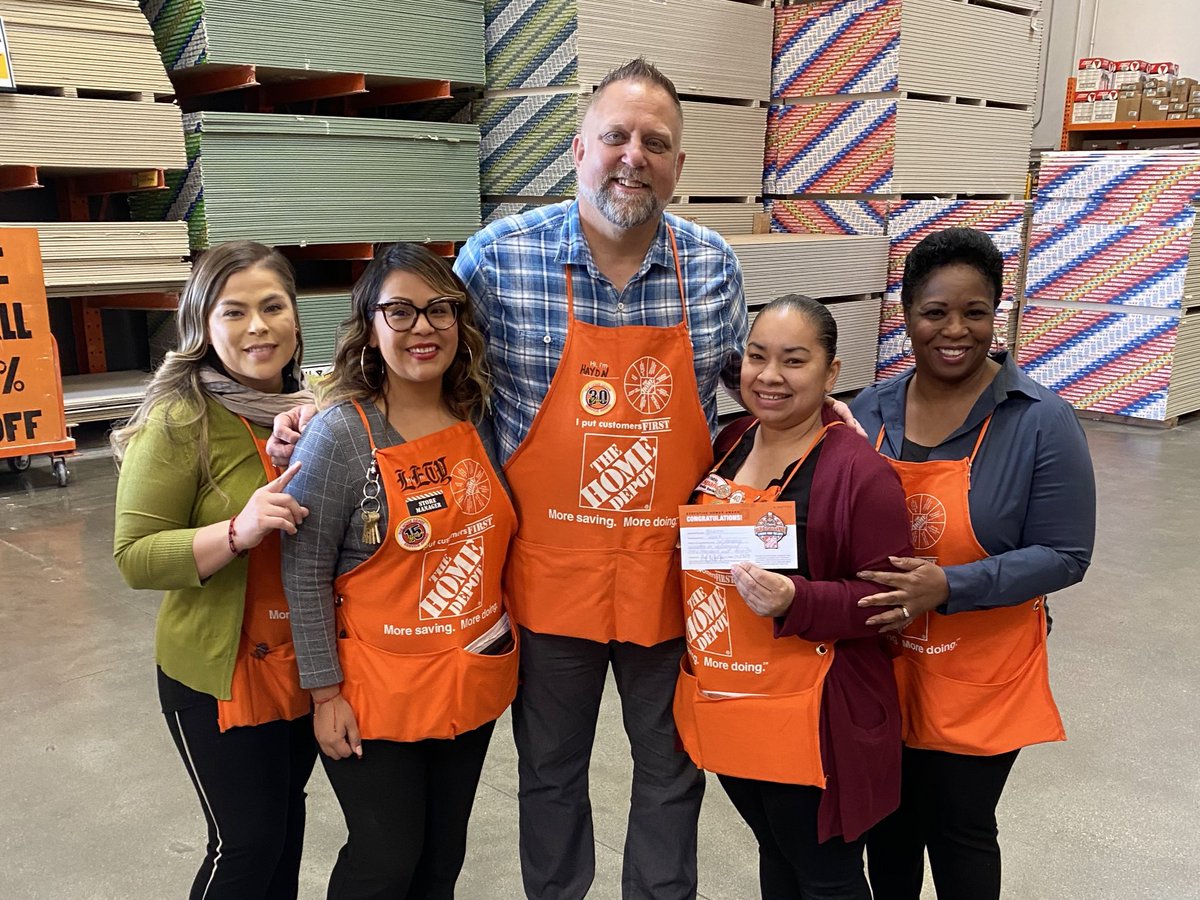 Haydnchilcott's tweet photo. Had great walks in Pac Central with Ann Marie. Recognizing Yesica, service desk DS for great customer service, leadership and organization @WesternTHD @likevike @lupeadiaz @AMCTHD https://t.co/LBkt9btaWu