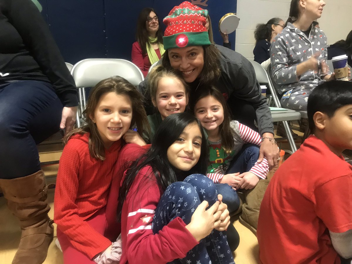 LRESMinions's tweet photo. Sing Along fun❄️ #3rdgradefun https://t.co/qz9AUAcoDn