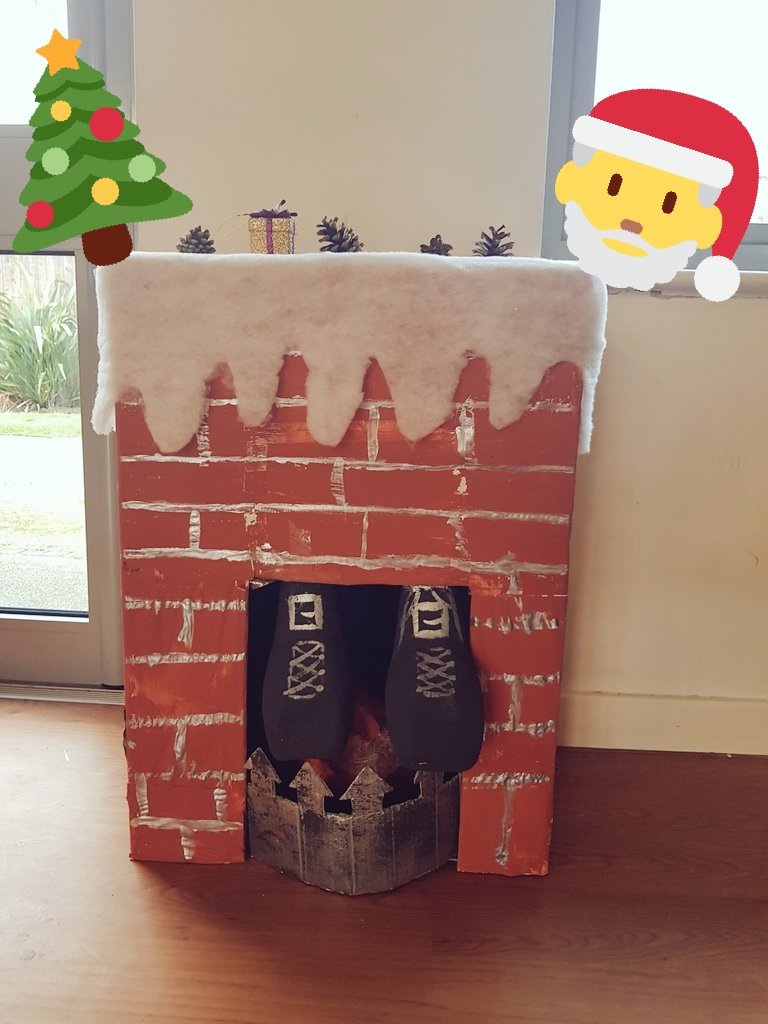 Franalola's tweet photo. Woodlands Hospital and @LWardnsft feeling very festive today. Hand made fire place with a visit  suprise visit from Santa 😉 and colourful decorations for our tree. Along with a festive raffle and home made gifts. 🎄🎅 https://t.co/LyNQgWxbTf