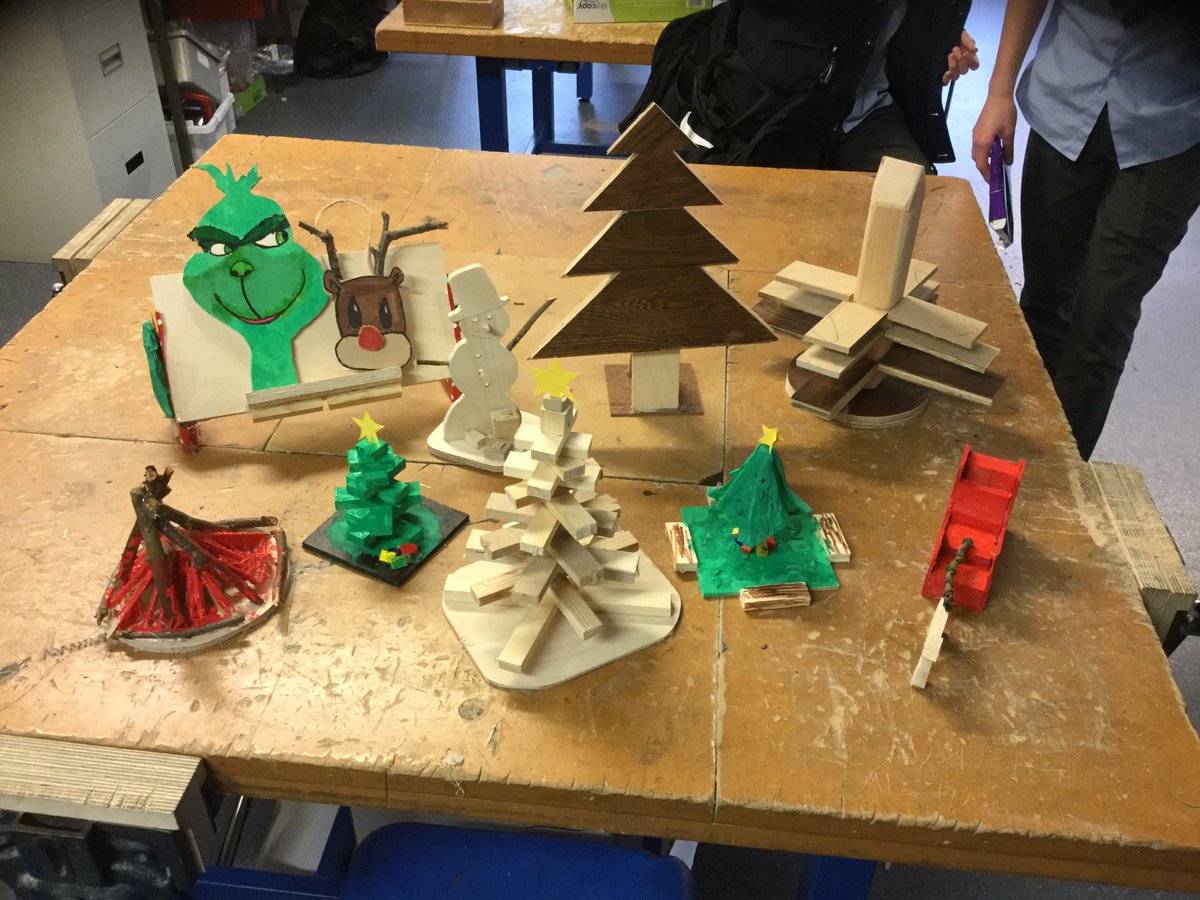 MrsLWilliamsDT's tweet photo. Great Christmas efforts from @SJHSYear10 today. #practicaltask  #christmasdecorations #nomoviesgoingonhere https://t.co/mSUe15Ci9l