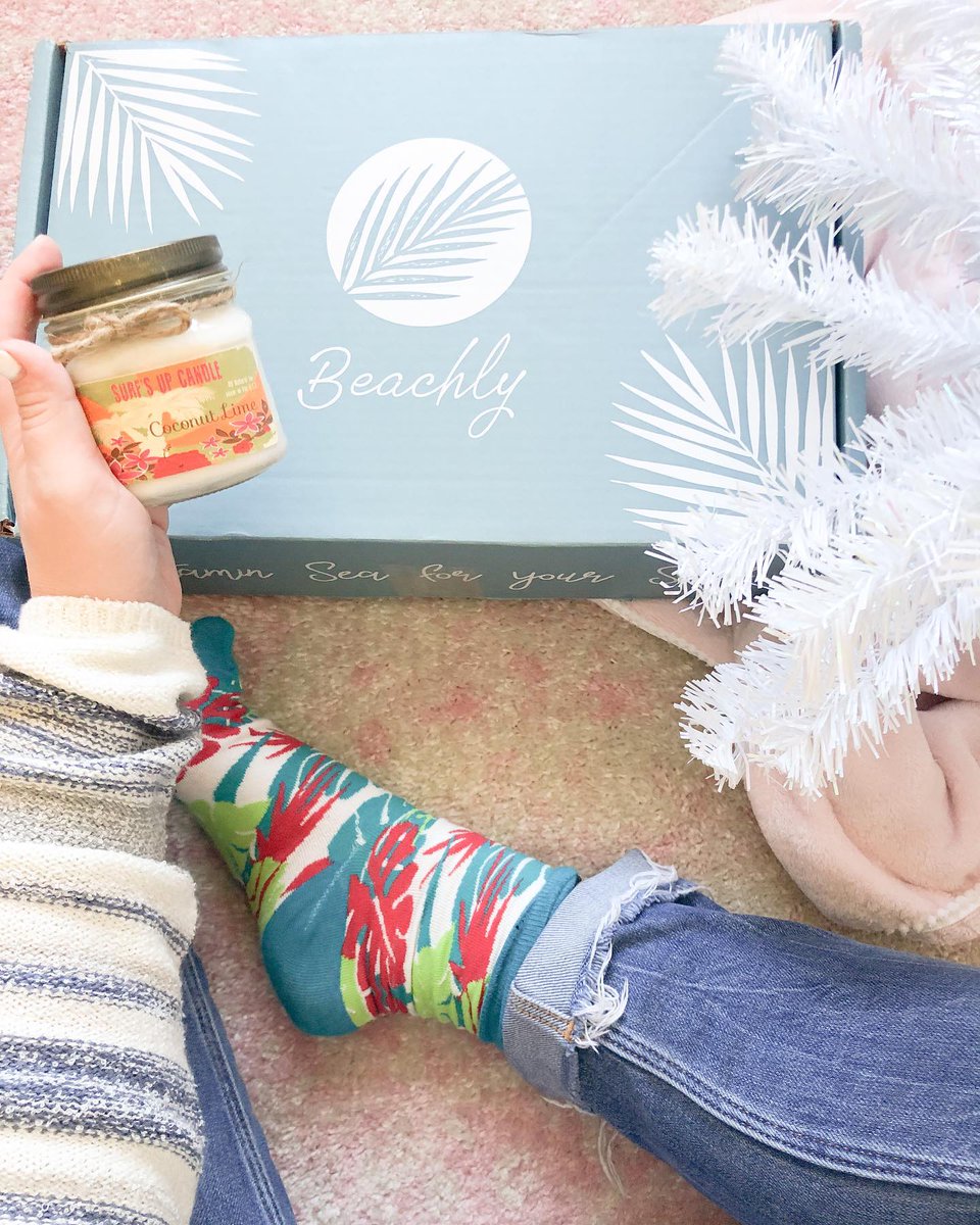 BeachlyBox's tweet photo. 📷 by @macyleighphillips: Winter is here, but it definitely didn’t feel like it when I broke into this beachly box! Loving all things coastal, and that’s exactly what you’ll get with this subscription- any time of the year! #momlife #christmasseason #beachlybox #winter #ad https://t.co/9VRZo5Cgqj