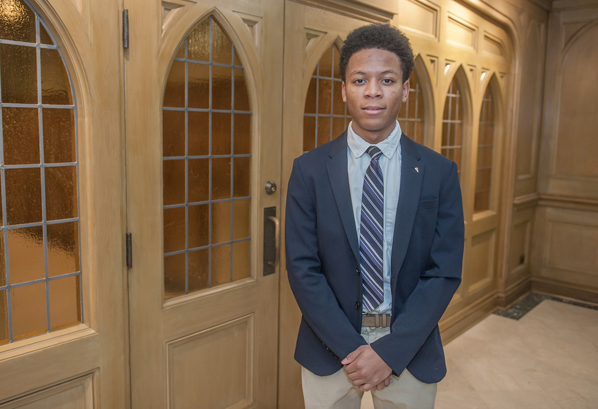 fenwickfriars's tweet photo. Christmas came early for #FenwickFriars senior Craig Butler (Bellwood), who found out he will attend the University of Wisconsin - Madison next year on a full-tuition scholarship from the Posse Foundation: https://t.co/rVrA335xOl https://t.co/TkSjfHyWh4