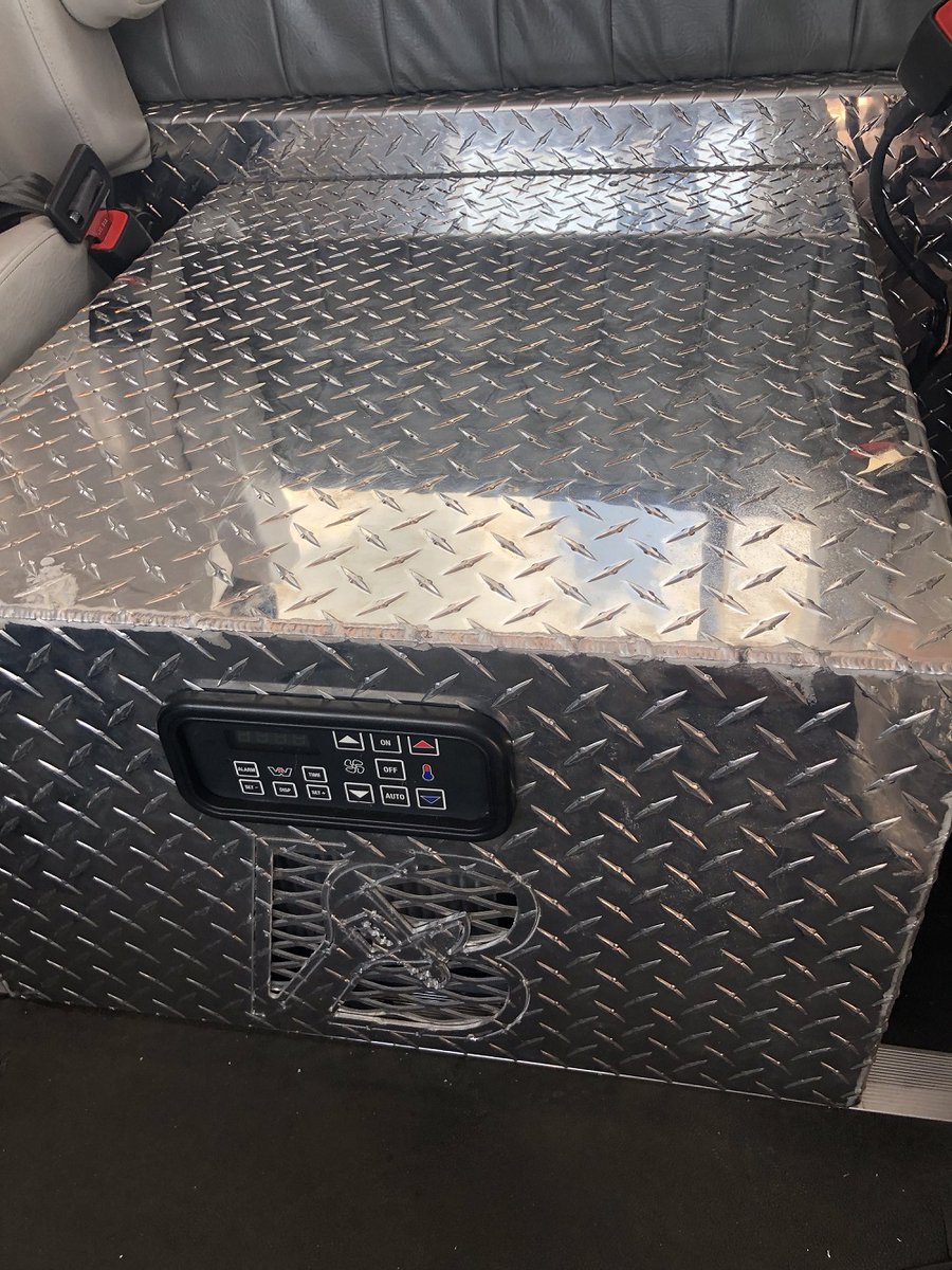 WstrnStarTrucks's tweet photo. Check out this #4700SF with a 40" low roof bunk. The customer reconfigured the sleeper to add another 2 seats, and added an AC unit between the seats. Thanks to #StarGazer Wayne of Burroughs Diesel in Laurel, MS for sharing these photos with us. #SeriousTrucks https://t.co/5EkBrr5X2J