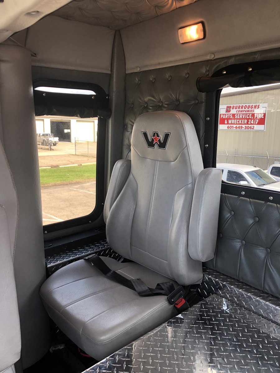 WstrnStarTrucks's tweet photo. Check out this #4700SF with a 40" low roof bunk. The customer reconfigured the sleeper to add another 2 seats, and added an AC unit between the seats. Thanks to #StarGazer Wayne of Burroughs Diesel in Laurel, MS for sharing these photos with us. #SeriousTrucks https://t.co/5EkBrr5X2J