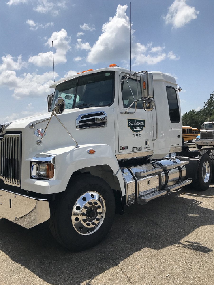 WstrnStarTrucks's tweet photo. Check out this #4700SF with a 40" low roof bunk. The customer reconfigured the sleeper to add another 2 seats, and added an AC unit between the seats. Thanks to #StarGazer Wayne of Burroughs Diesel in Laurel, MS for sharing these photos with us. #SeriousTrucks https://t.co/5EkBrr5X2J
