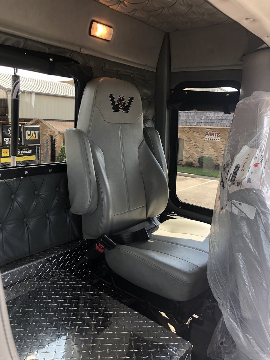 WstrnStarTrucks's tweet photo. Check out this #4700SF with a 40" low roof bunk. The customer reconfigured the sleeper to add another 2 seats, and added an AC unit between the seats. Thanks to #StarGazer Wayne of Burroughs Diesel in Laurel, MS for sharing these photos with us. #SeriousTrucks https://t.co/5EkBrr5X2J