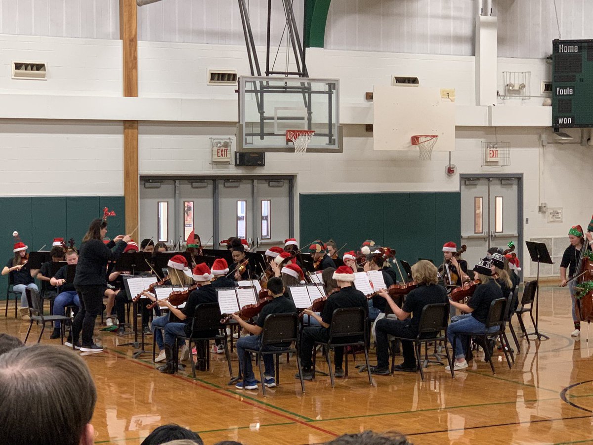 kellysuchanek's tweet photo. @WSDNews Talented Pierce Middle School musicians! Enjoying the holiday concert! 🎄 https://t.co/Iz3KOXEy0H