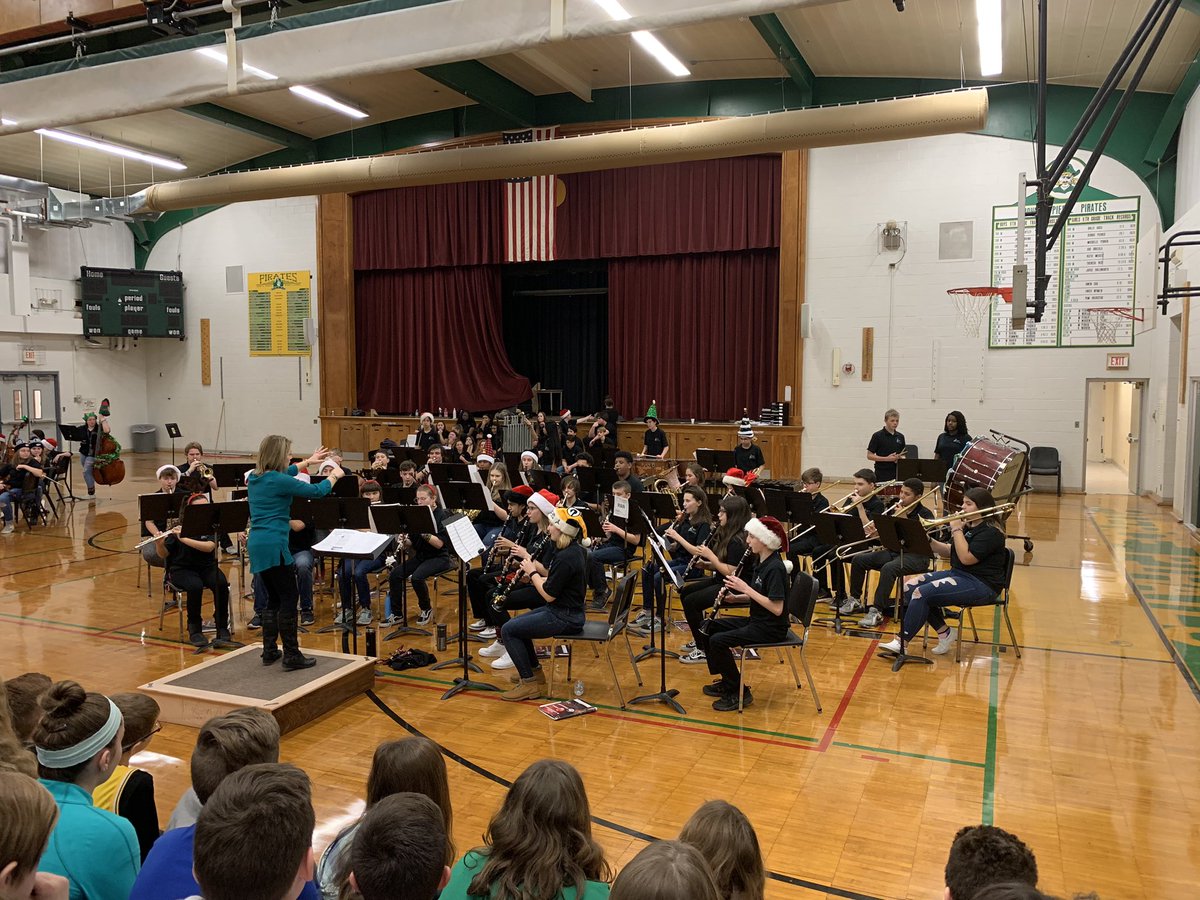 kellysuchanek's tweet photo. @WSDNews Talented Pierce Middle School musicians! Enjoying the holiday concert! 🎄 https://t.co/Iz3KOXEy0H
