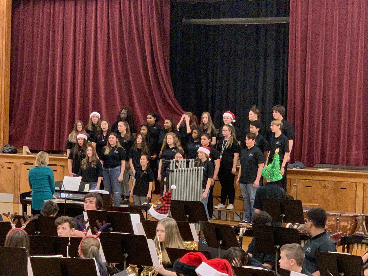 kellysuchanek's tweet photo. @WSDNews Talented Pierce Middle School musicians! Enjoying the holiday concert! 🎄 https://t.co/Iz3KOXEy0H